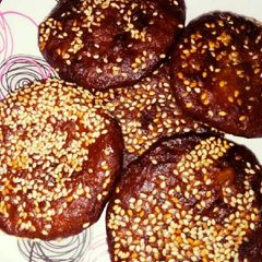 A picture of Gud Arisa pitha.