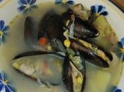 Una foto de sopa de marisco con arroz