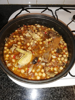 Una foto de Garbanzos con setas y morcilla