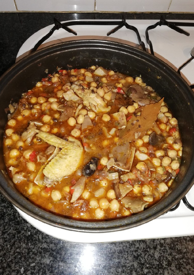 Una foto de Garbanzos con setas y morcilla