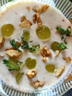 अंगूर और अखरोट का रायता(angoor aur akhrot ka raita recipe in hindi) रेसिपी मुख्य फोटो