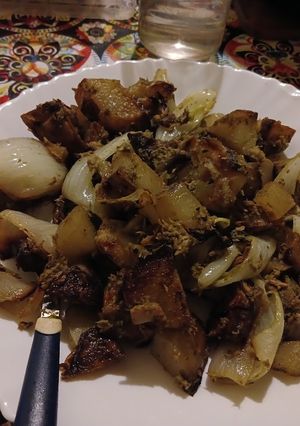 Una foto de Salteado de papa, cebolla, pesto y atún