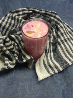 રોઝ લસ્સી (Rose Lassi Recipe In Gujarati) રેસીપી મુખ્ય ફોટો