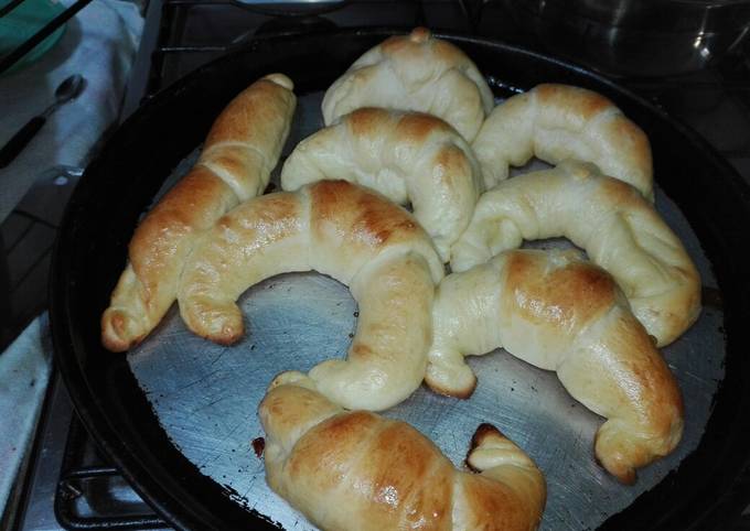 cazuela de desayuno con panecillos de media luna