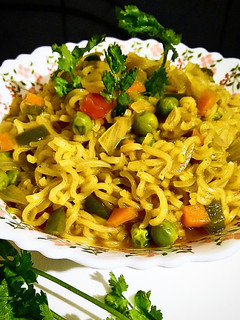 वेजिटेबल मैगी नूडल्स (vegetable maggi noodles recipe in Hindi) रेसिपी मुख्य फोटो