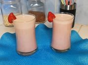 Una foto de fresas con plátano y yogurt