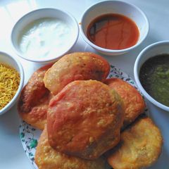 A picture of खस्ता कचौरी.