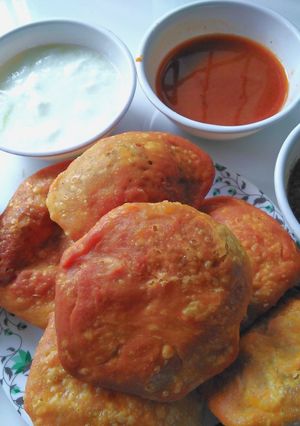 A picture of खस्ता कचौरी.