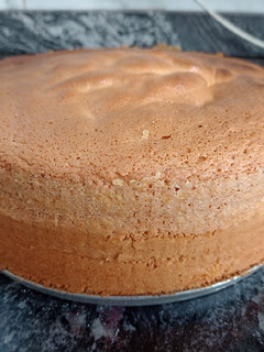 Una foto de Bizcochuelo básico para torta con trocitos de chocolate