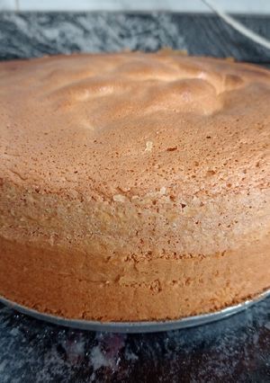 Una foto de Bizcochuelo básico para torta con trocitos de chocolate