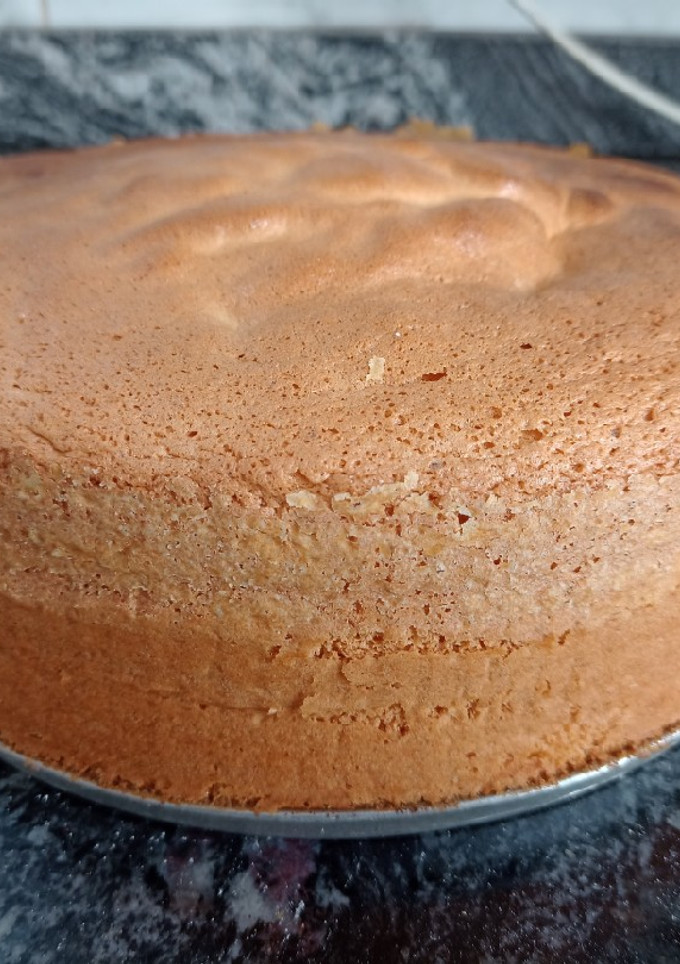 Una foto de Bizcochuelo básico para torta con trocitos de chocolate