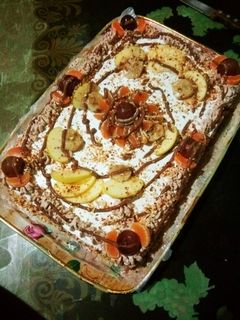 صورة لوصفة كيكة ميلاد مع تزيين بالفواكه