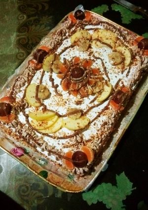 صورة لوصفة كيكة ميلاد مع تزيين بالفواكه