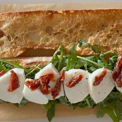 A picture of Crispy, fresh, the taste of summer 💚🥖🍅.
