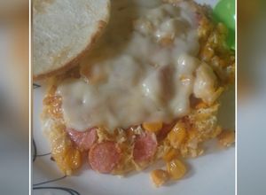 Una foto de Tortilla con maíz dulce, salchicha y queso