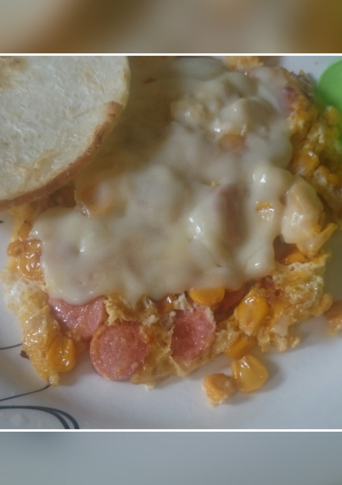 Una foto de Tortilla con maíz dulce, salchicha y queso