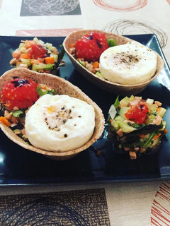 Una foto de Barquitas integrales con ensalada y huevo poché en Lékué