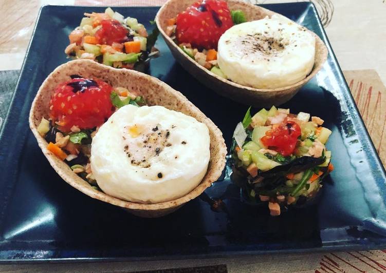 Barquitas integrales con ensalada y huevo poché en Lékué