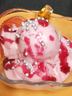 स्ट्रॉबेरी आइसक्रीम (strawberry ice cream recipe in Hindi) रेसिपी मुख्य फोटो