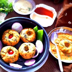 A picture of Steamed makki doughnuts.