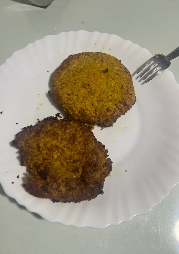 Una foto de Burger de brócoli, carlota y atún en la airfryer