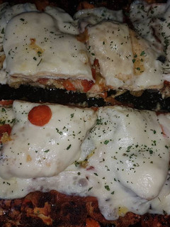 Una foto de Filete pollo al horno con queso y verduras