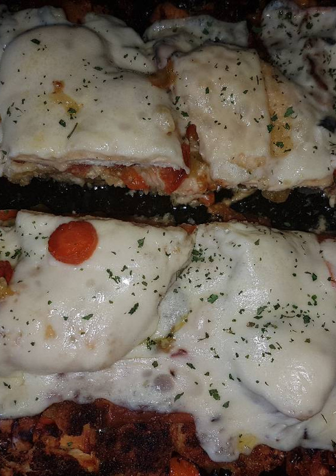 Una foto de Filete pollo al horno con queso y verduras