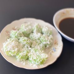 A picture of Lupis (glutinous rice cake).
