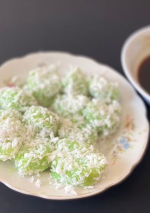 A picture of Lupis (glutinous rice cake).