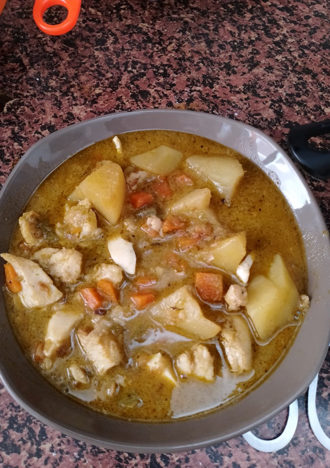 Una foto de Guiso de papas, merluza y huevos