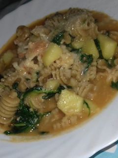Una foto de Caldoso de pasta integral con gambas, patatas y rúcula!!!!