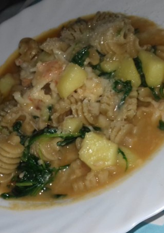 Una foto de Caldoso de pasta integral con gambas, patatas y rúcula!!!!