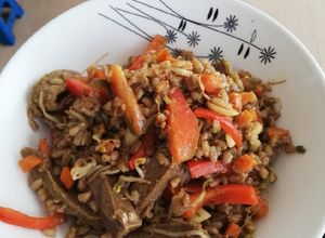 Una foto de Bowl salteado proteínas completas _ vegan
