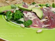 Una foto de carpaccio de ternera con queso