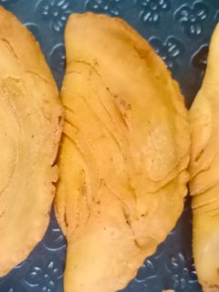 लेयर ची करंजी (layered karanji रेसिपी चे मुख्य फोटो
