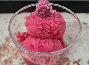 Una foto de Sorbete de frambuesa y vino rosado