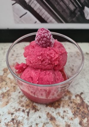 Una foto de Sorbete de frambuesa y vino rosado
