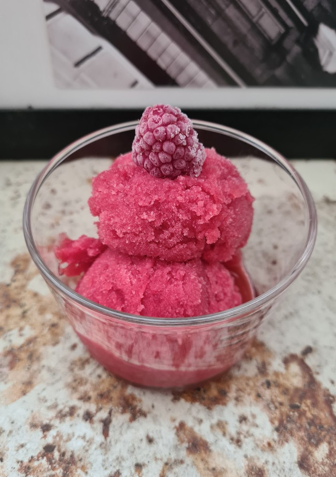 Una foto de Sorbete de frambuesa y vino rosado
