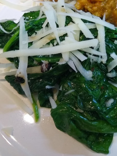 Una foto de Espinacas salteadas con queso de cabra