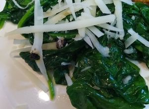 Una foto de Espinacas salteadas con queso de cabra