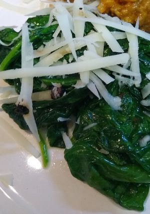 Una foto de Espinacas salteadas con queso de cabra