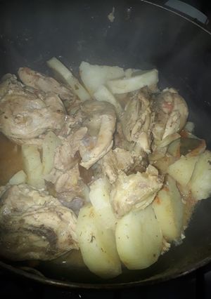 Una foto de Pollo con papas