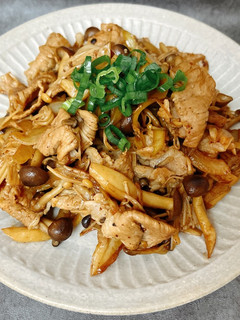 A picture of Stir-Fried Mixed Mushrooms with Pork Slices.