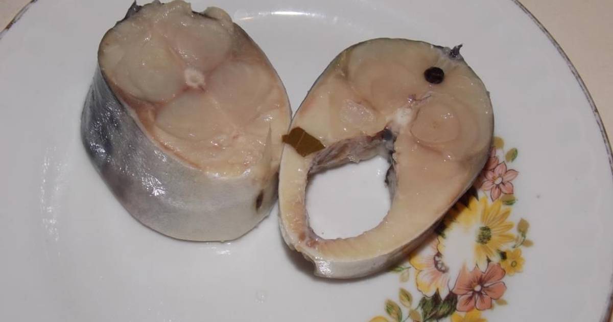 Куски скумбрии в банке. Замариновать скумбрию. Скумбрия в рассоле кусочками. Малосольная селедка кусочками. Скумбрия в пряном рассоле.