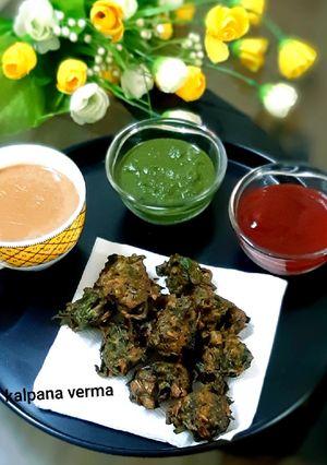 हरे प्याज़ और पालक के पकौड़े (hare pyaz aur palak ke pakode recipe in Hindi) रेसिपी मुख्य फोटो