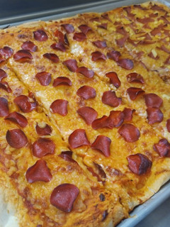 Una foto de Pizza de pepperoni y hawaiana