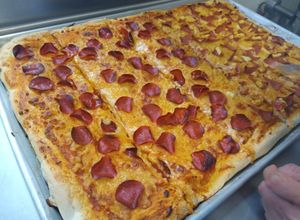 Una foto de Pizza de pepperoni y hawaiana