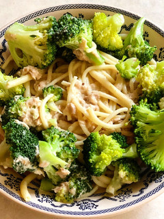 A picture of Spaghetti with Tuna and Broccoli Sauce.