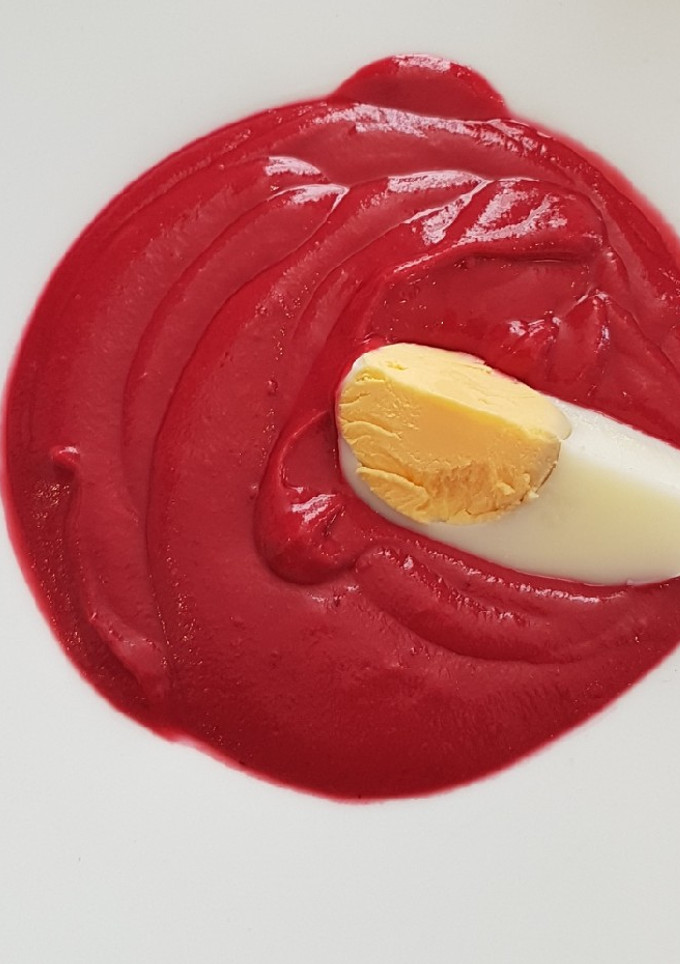 Una foto de Salmorejo de remolacha