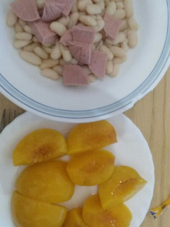 Una foto de Habichuelas con mortadela hallal y melocoton